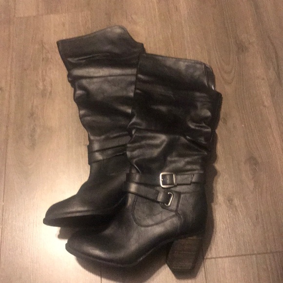 Slip on Black Heeled Boots - Picture 2 of 5